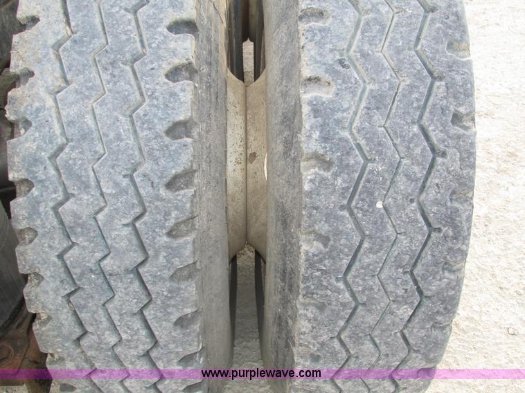 image for item H1235 2001 Mack CL713 semi truck