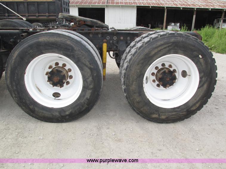 image for item H1235 2001 Mack CL713 semi truck