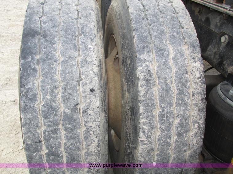 image for item H1235 2001 Mack CL713 semi truck