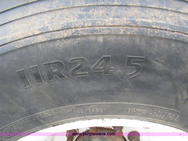 image for item H1235 2001 Mack CL713 semi truck