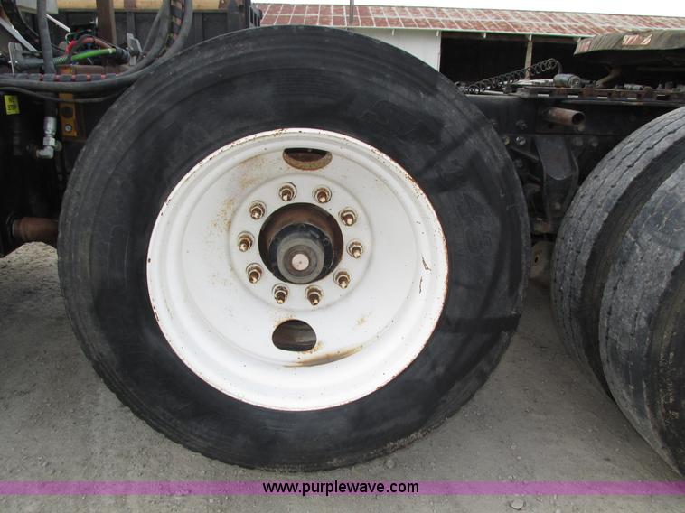 image for item H1235 2001 Mack CL713 semi truck