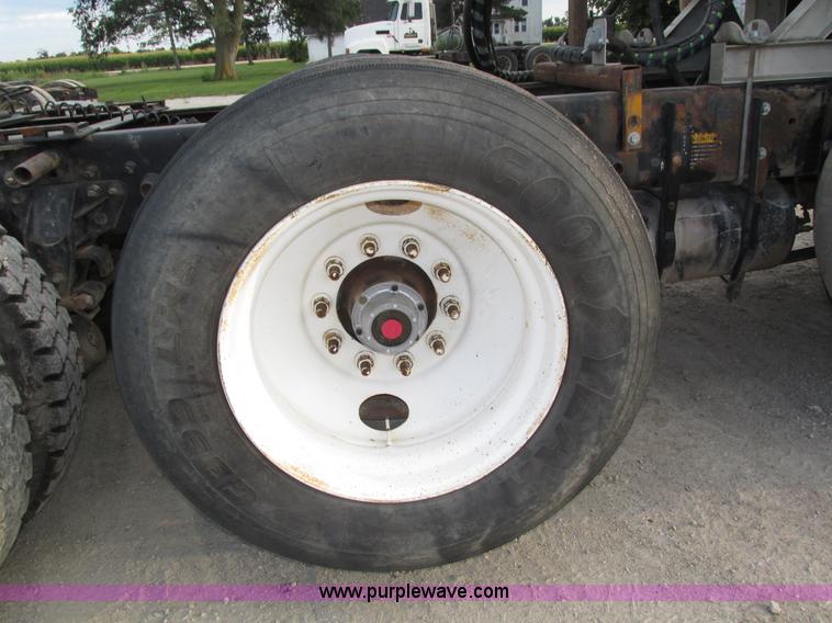 image for item H1235 2001 Mack CL713 semi truck