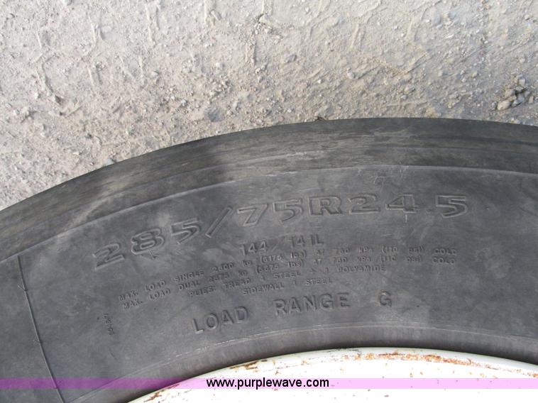 image for item H1235 2001 Mack CL713 semi truck