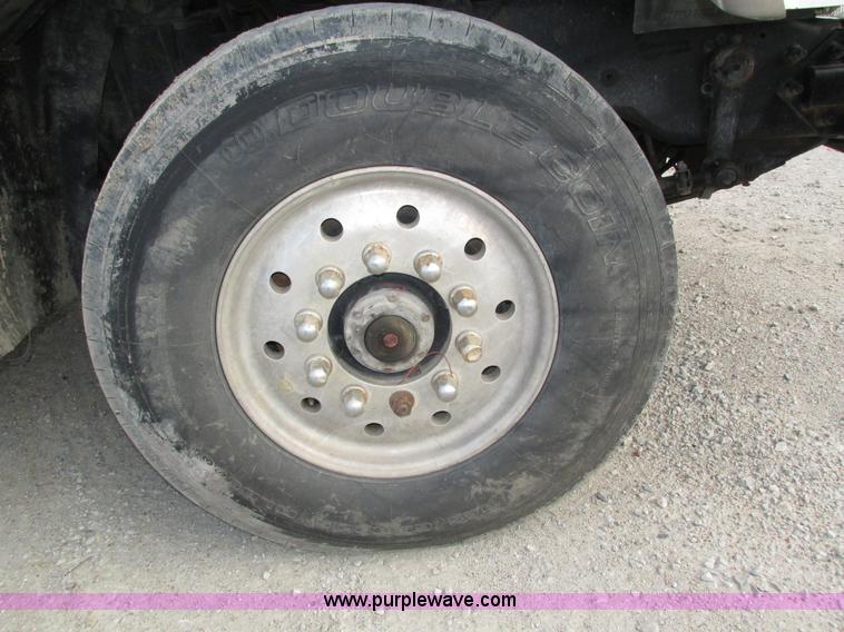 image for item H1235 2001 Mack CL713 semi truck