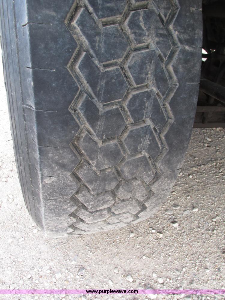 image for item H1235 2001 Mack CL713 semi truck