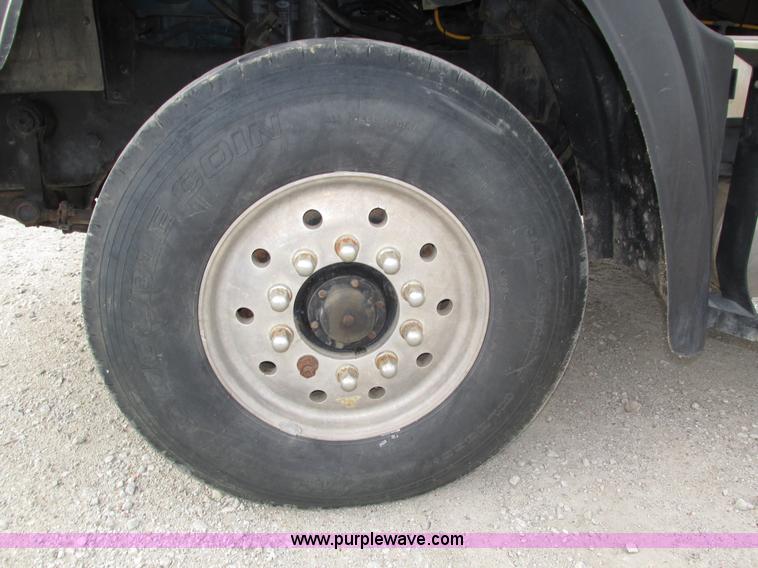 image for item H1235 2001 Mack CL713 semi truck