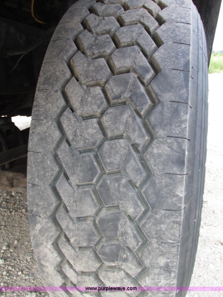 image for item H1235 2001 Mack CL713 semi truck