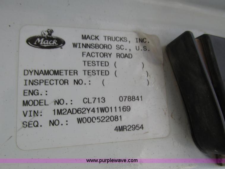 image for item H1235 2001 Mack CL713 semi truck