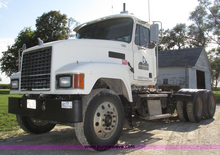 image for item H1237 2002 Mack CH613 semi truck