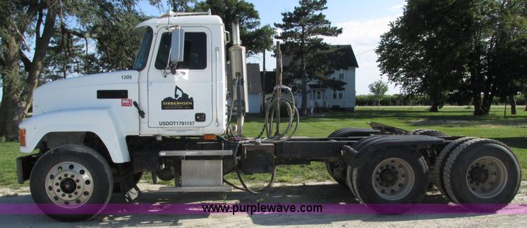 image for item H1237 2002 Mack CH613 semi truck