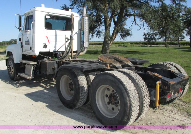 image for item H1237 2002 Mack CH613 semi truck