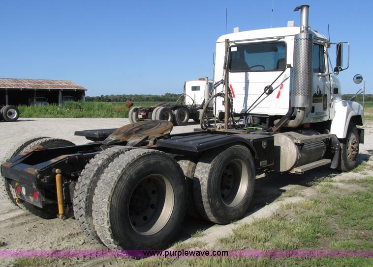image for item H1237 2002 Mack CH613 semi truck