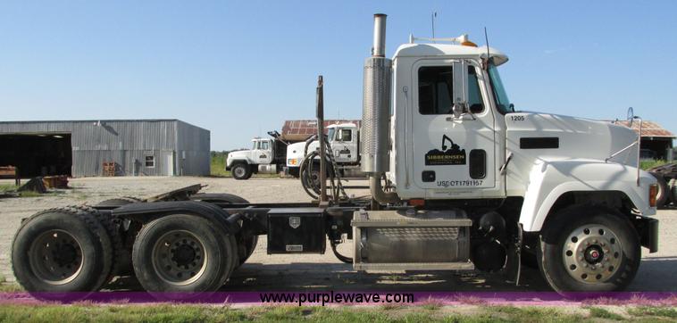 image for item H1237 2002 Mack CH613 semi truck