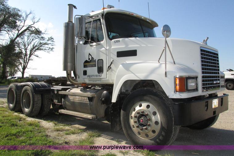 image for item H1237 2002 Mack CH613 semi truck