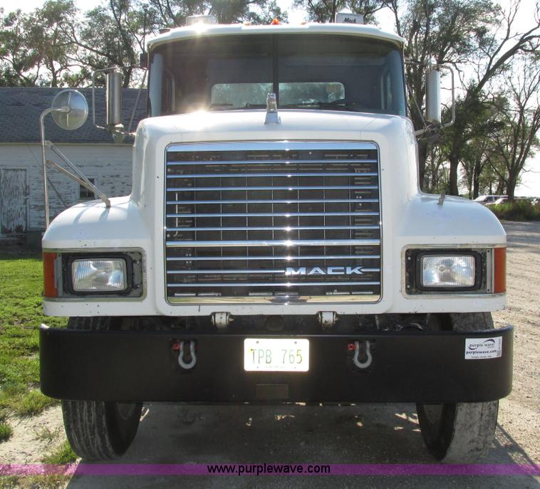 image for item H1237 2002 Mack CH613 semi truck