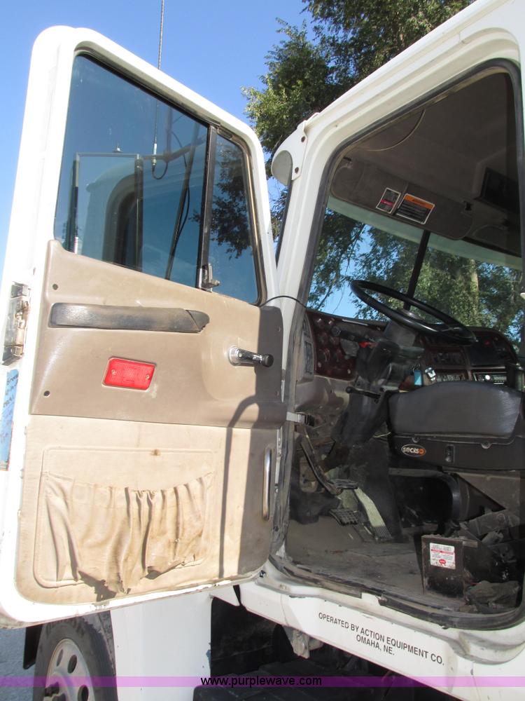 image for item H1237 2002 Mack CH613 semi truck