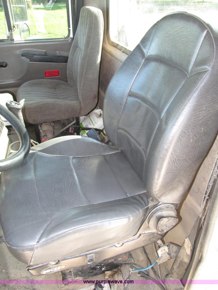 image for item H1237 2002 Mack CH613 semi truck