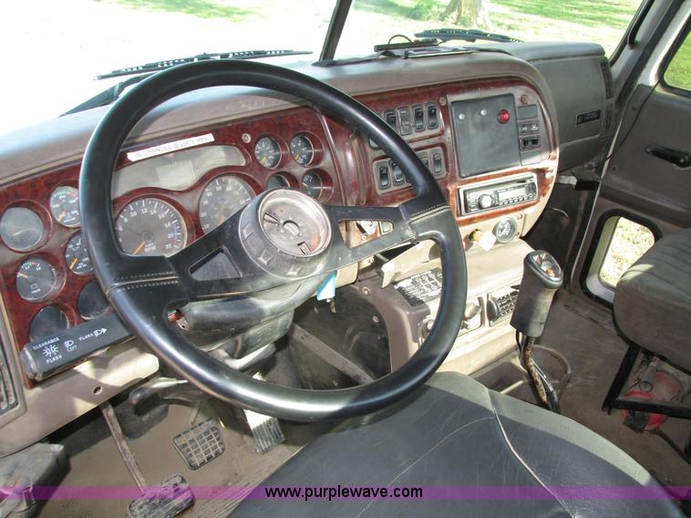 image for item H1237 2002 Mack CH613 semi truck