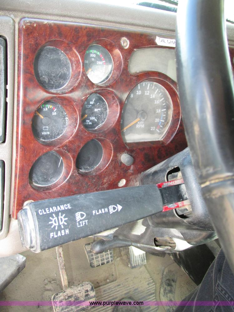 image for item H1237 2002 Mack CH613 semi truck