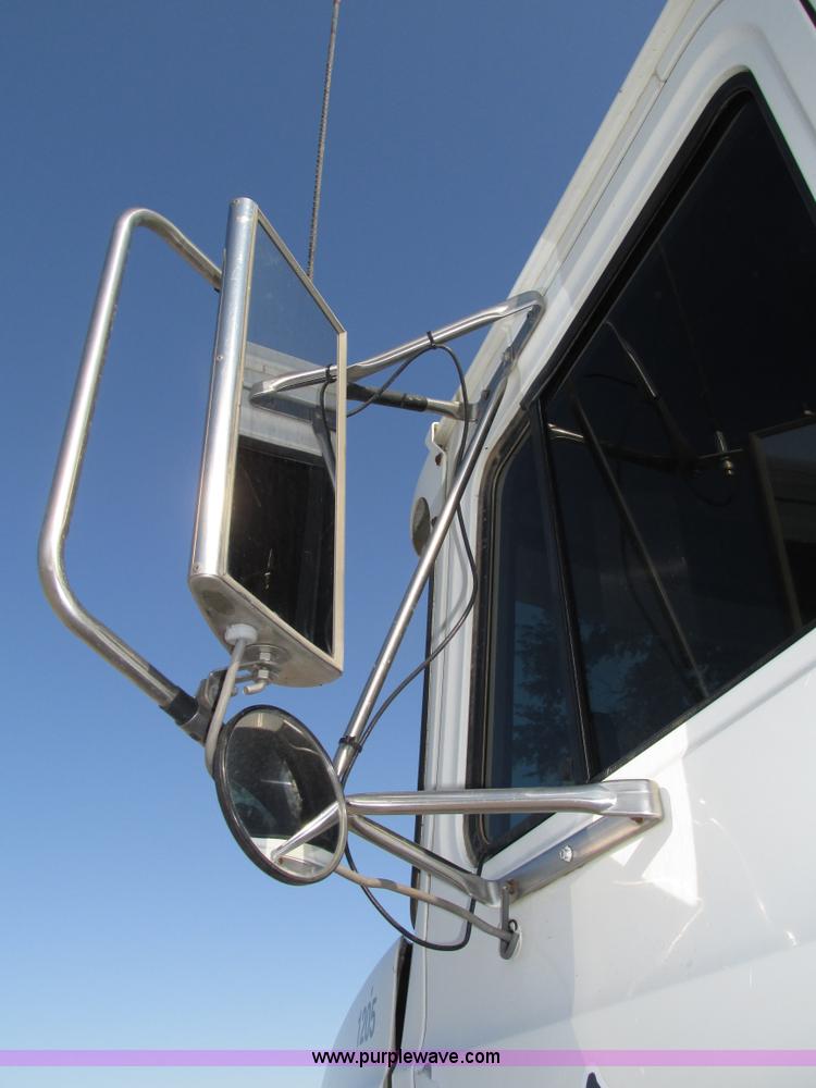 image for item H1237 2002 Mack CH613 semi truck