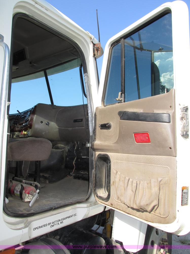 image for item H1237 2002 Mack CH613 semi truck