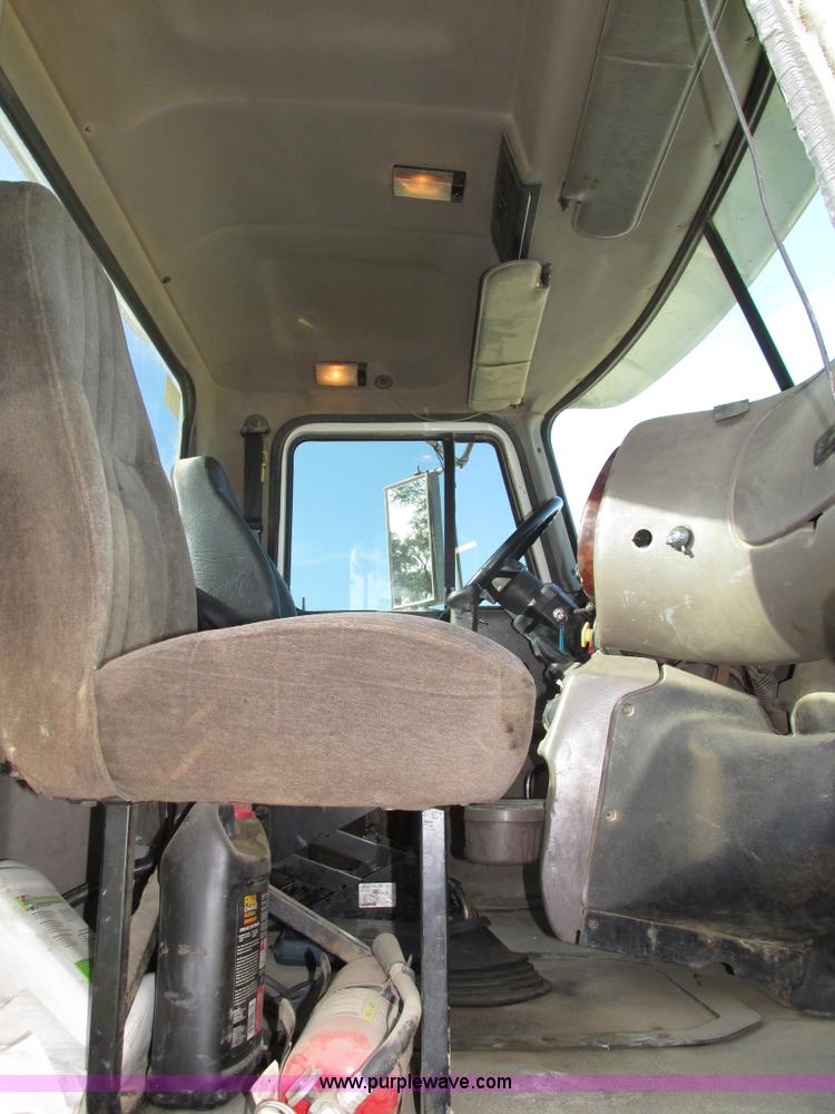 image for item H1237 2002 Mack CH613 semi truck