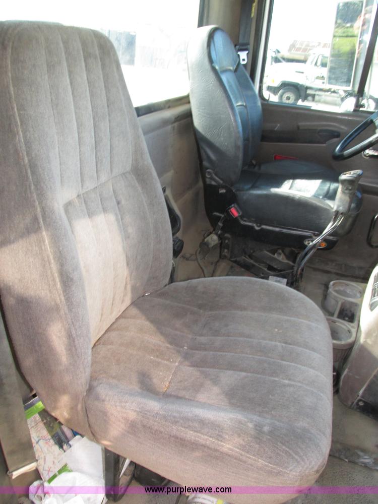 image for item H1237 2002 Mack CH613 semi truck