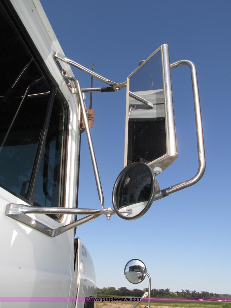 image for item H1237 2002 Mack CH613 semi truck