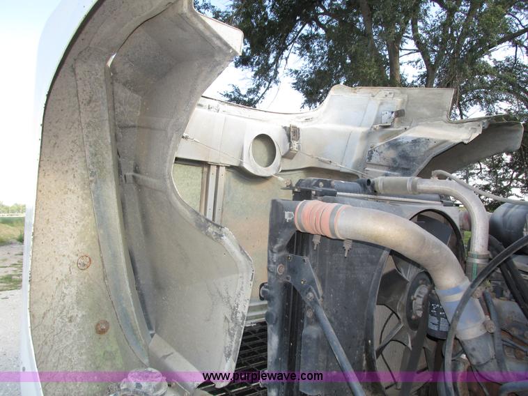 image for item H1237 2002 Mack CH613 semi truck