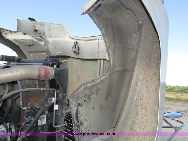 image for item H1237 2002 Mack CH613 semi truck