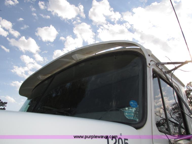 image for item H1237 2002 Mack CH613 semi truck