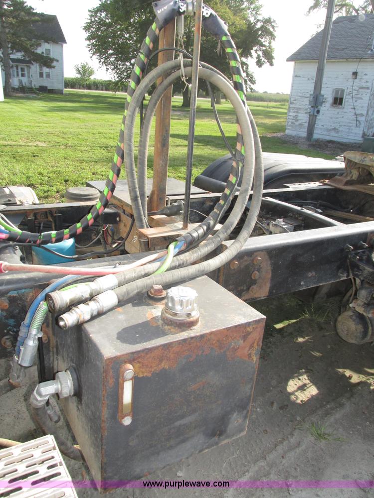 image for item H1237 2002 Mack CH613 semi truck