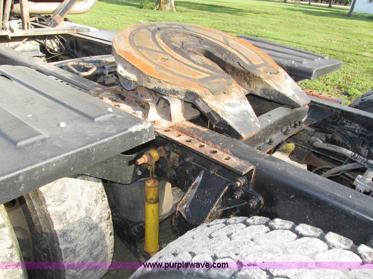 image for item H1237 2002 Mack CH613 semi truck