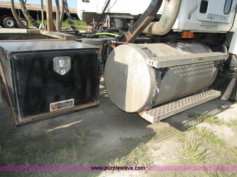 image for item H1237 2002 Mack CH613 semi truck