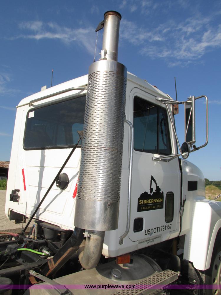 image for item H1237 2002 Mack CH613 semi truck