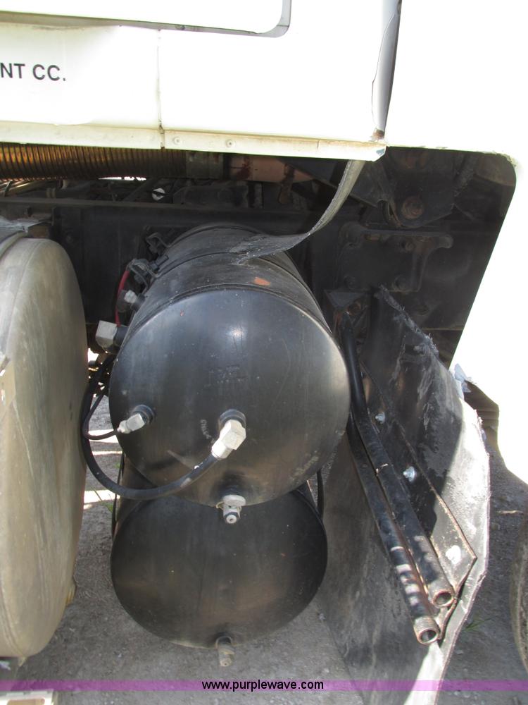 image for item H1237 2002 Mack CH613 semi truck