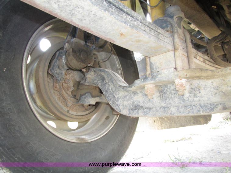 image for item H1237 2002 Mack CH613 semi truck