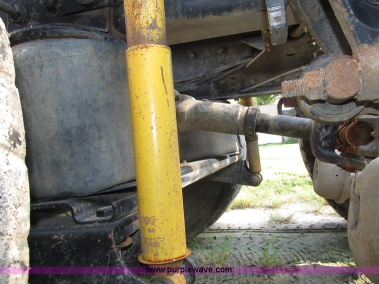 image for item H1237 2002 Mack CH613 semi truck