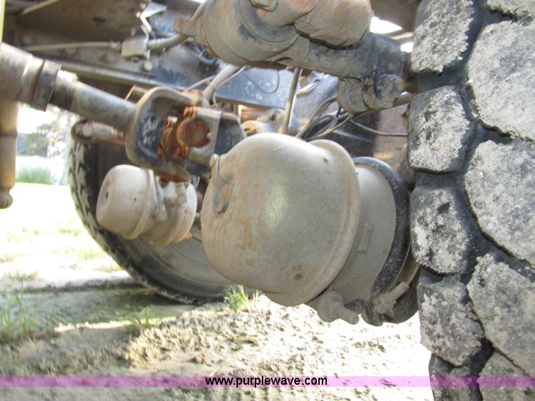 image for item H1237 2002 Mack CH613 semi truck