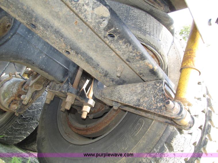 image for item H1237 2002 Mack CH613 semi truck