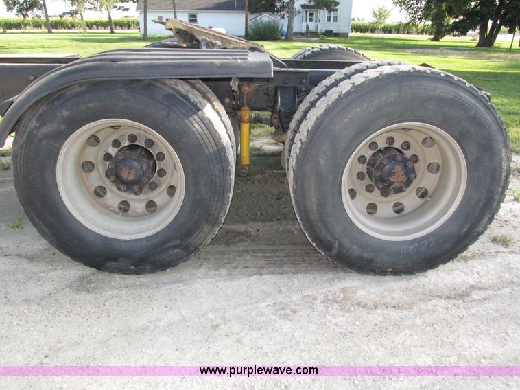 image for item H1237 2002 Mack CH613 semi truck