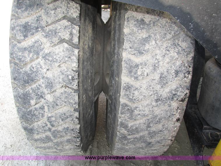 image for item H1237 2002 Mack CH613 semi truck