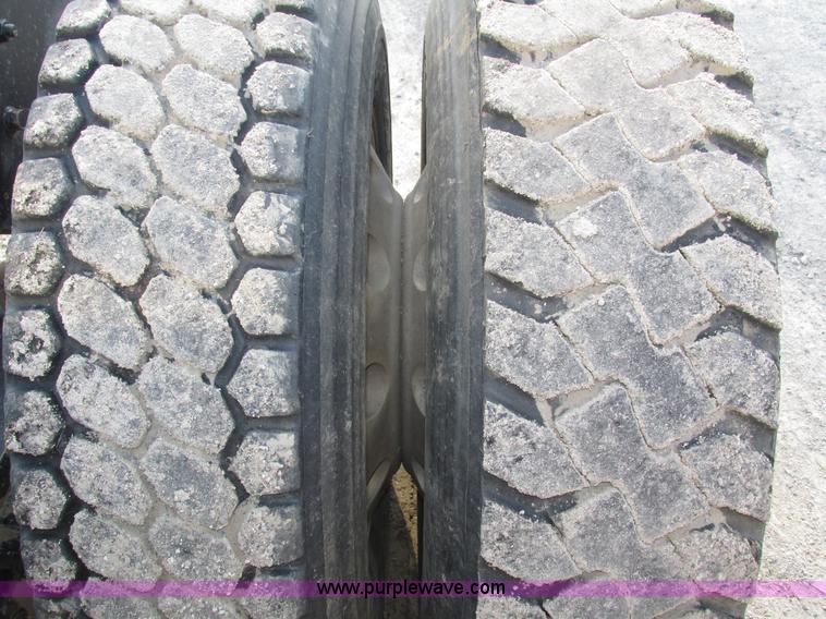 image for item H1237 2002 Mack CH613 semi truck