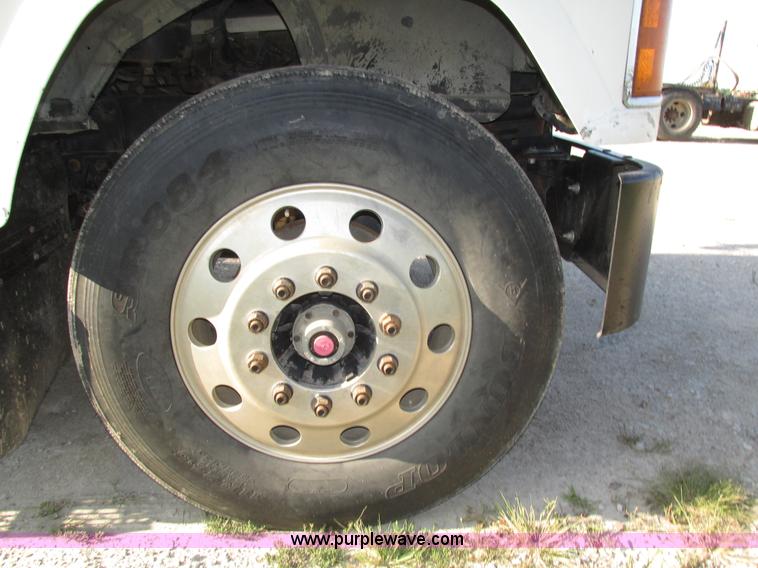 image for item H1237 2002 Mack CH613 semi truck