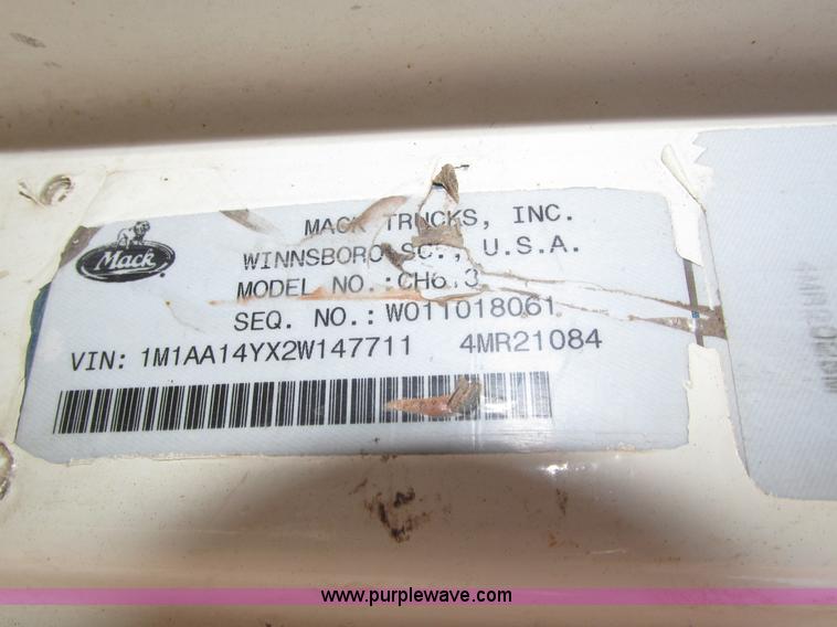 image for item H1237 2002 Mack CH613 semi truck