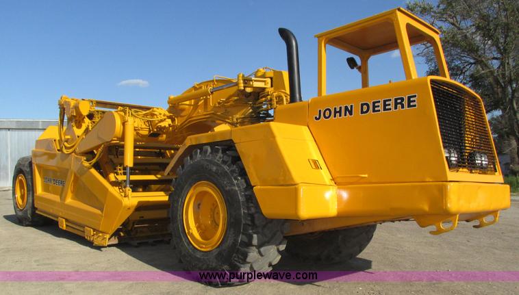 image for item H1241 1985 John Deere 762 scraper