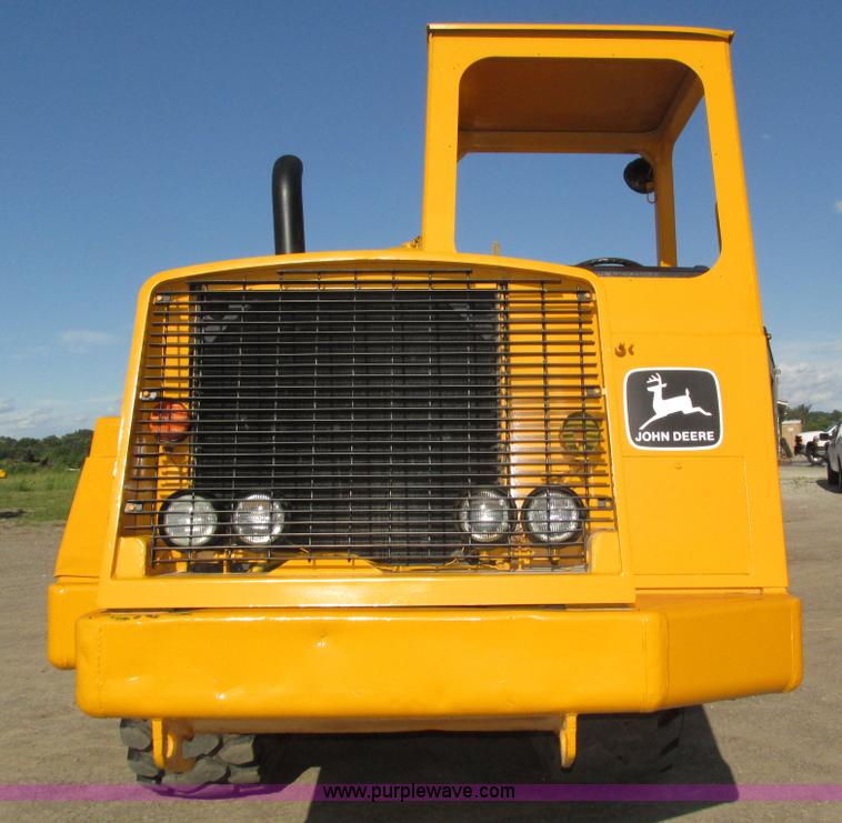 image for item H1241 1985 John Deere 762 scraper