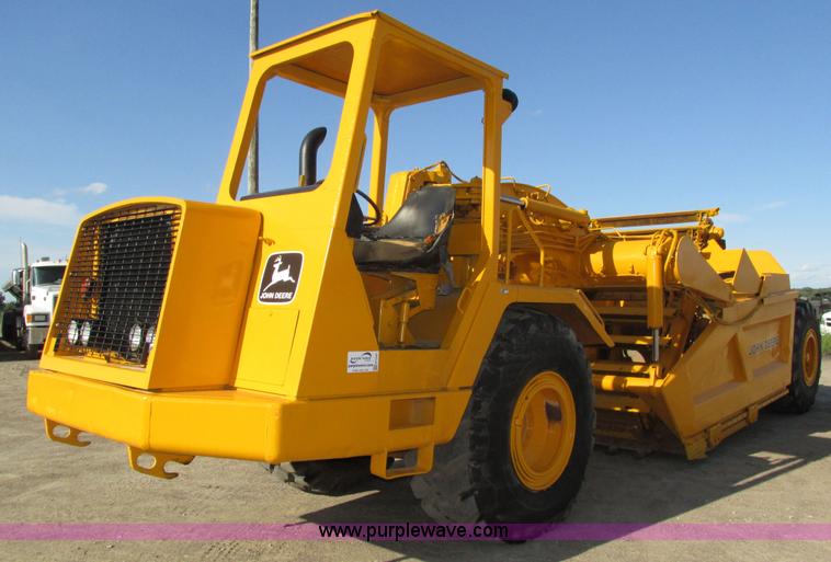 image for item H1241 1985 John Deere 762 scraper