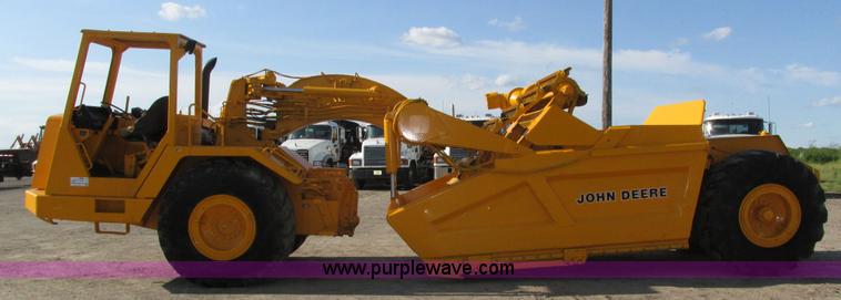 image for item H1241 1985 John Deere 762 scraper
