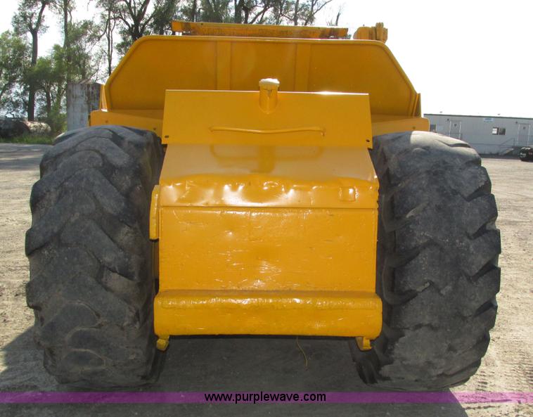 image for item H1241 1985 John Deere 762 scraper